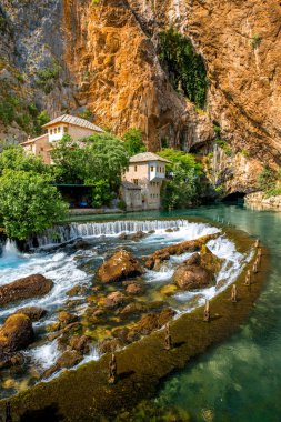 Küçük bir köy Blagaj Buna Bahar üzerinde