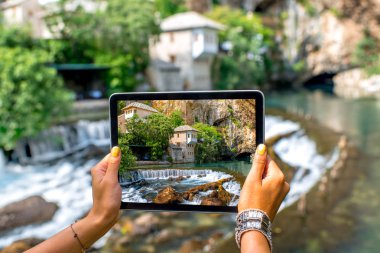 Blagaj köyde Buna Bahar üzerinde ev fotoğraf çekimi kadın