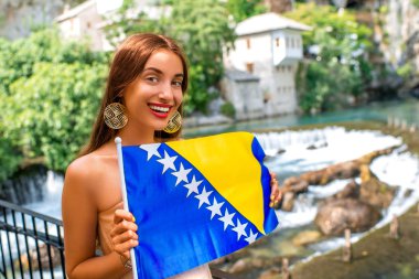 Blagaj köy Bosna bayrağı kadınla