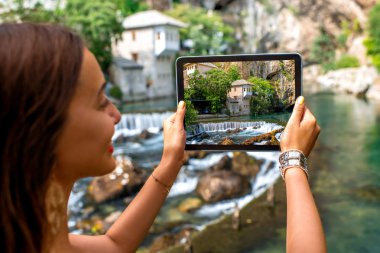 Blagaj köyde Buna Bahar üzerinde ev fotoğraf çekimi kadın