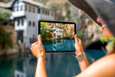 Blagaj köyde Buna Bahar üzerinde ev fotoğraf çekimi kadın
