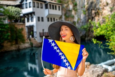 Blagaj köy Bosna bayrağı kadınla