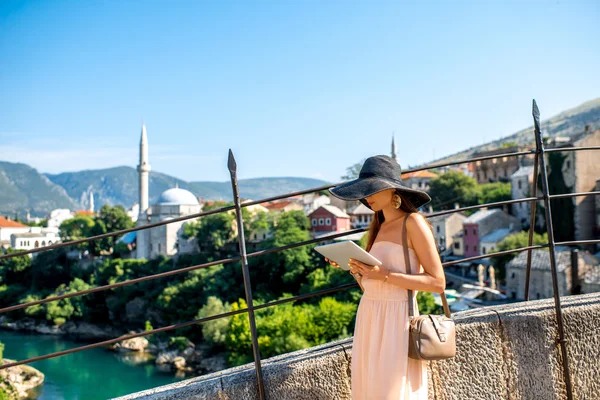 Turista feminino usando tablet digital na cidade de Mostar — Fotografia de Stock