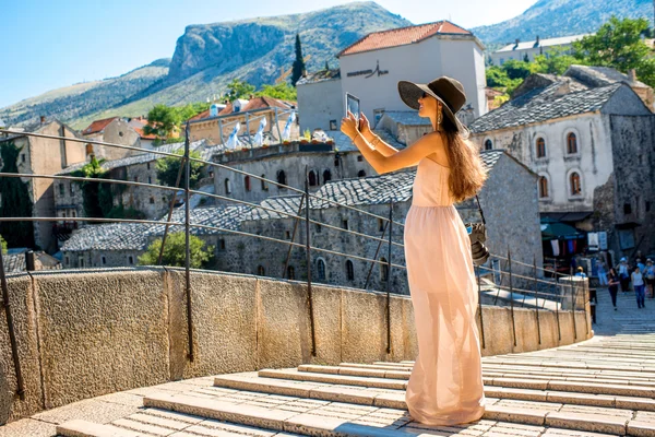 Vrouw fotograferen uitzicht op de stad in Mostar — Stockfoto
