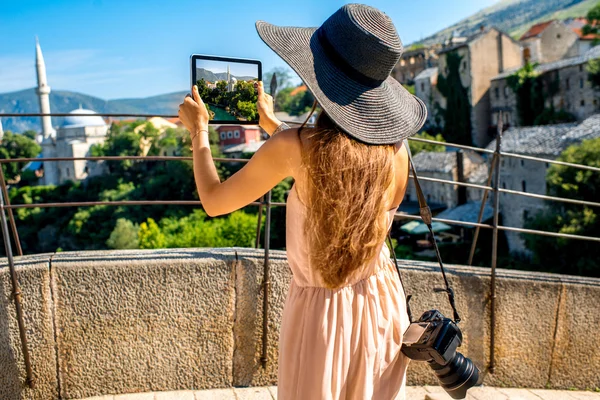 Donna fotografare vista sulla città a Mostar — Foto Stock