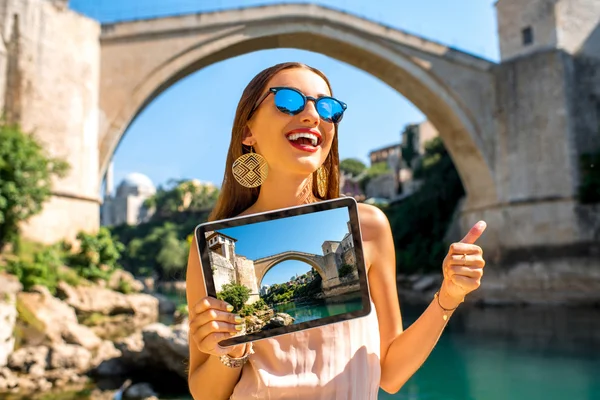 Woman promoting tourism in Mostar city — Stockfoto