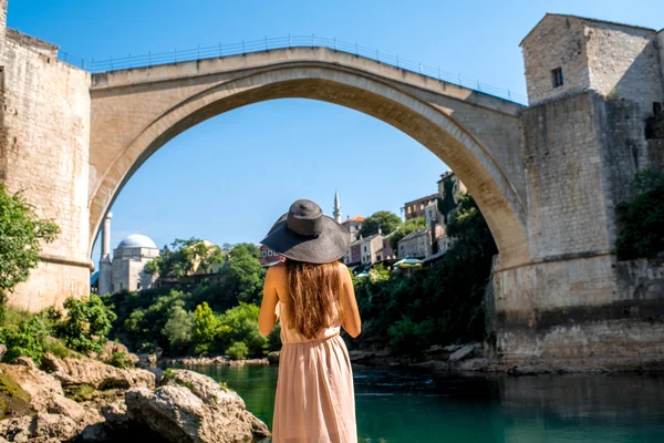 Mostar şehir kadın turist — Stok fotoğraf