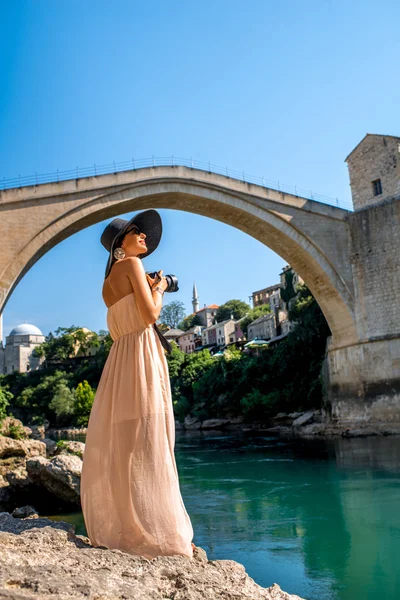 Mujer fotografiando vista de la ciudad en Mostar —  Fotos de Stock