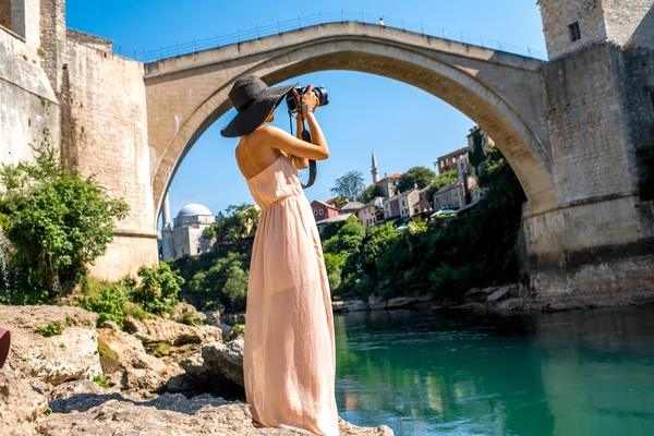 Mujer fotografiando vista de la ciudad en Mostar — Foto de Stock