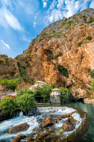 Kis falu Blagaj Buna tavaszi — Stock Fotó