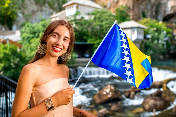 Mujer con bandera bosnia en pueblo Blagaj — Foto de Stock