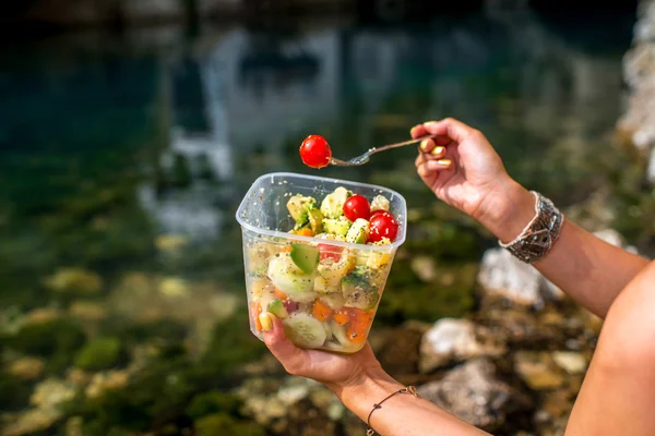 Nehir kenarında sağlıklı salata yemek kadın — Stok fotoğraf