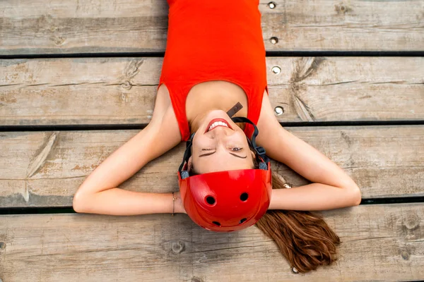Жінка в спортивному одязі відпочиває на дерев'яних дошках — стокове фото