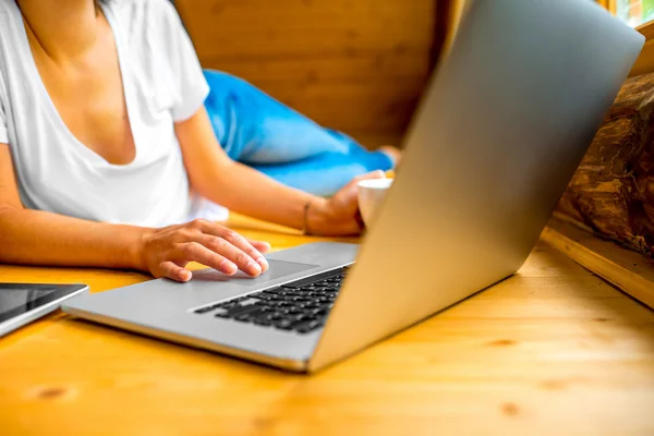 Wanita yang bekerja dengan laptop di lantai kayu — Stok Foto