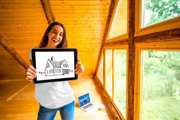Mulher mostrando tablet digital na casa de madeira — Fotografia de Stock