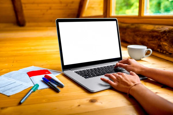 Laptop auf dem Boden mit Filzstiften und Kaffeetasse — Stockfoto