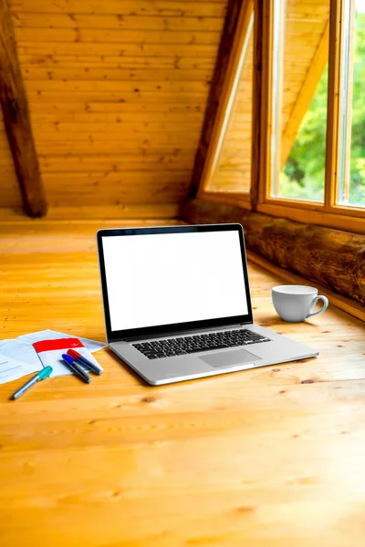 Laptop on the floor with markers and coffee cup — Stockfoto