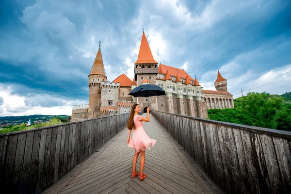 Turista feminina perto do castelo de Corvin — Fotografia de Stock