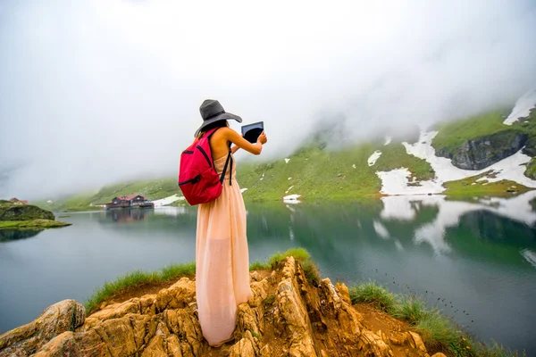 Reiziger op het bergmeer — Stockfoto