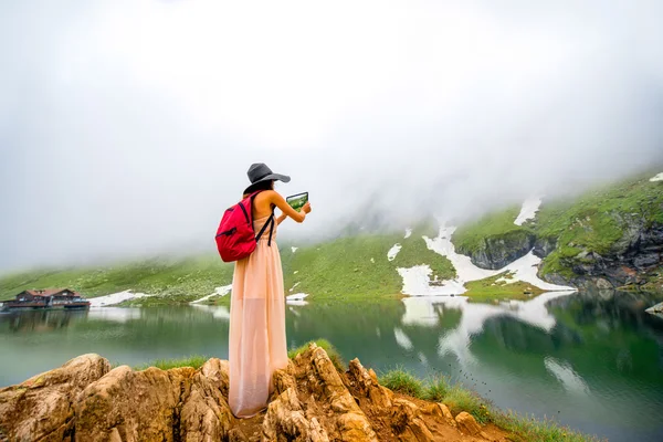 Traveler on the mountain lake — Stock Photo, Image
