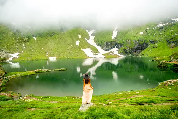 Woman on the mountain lake — Stock Photo, Image