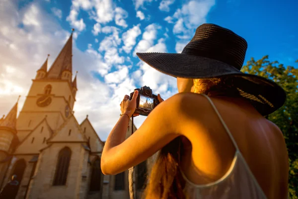 Turismo fotografiando catedral gótica en Rumania — Foto de Stock