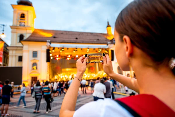 Žena na festivalu ve starém centru města — Stock fotografie