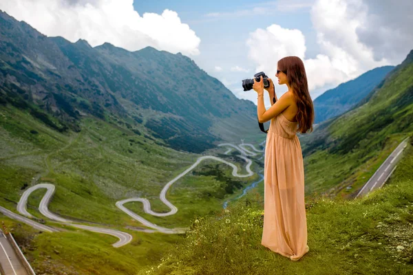 Vrouw op de top Fagaras berg — Stockfoto