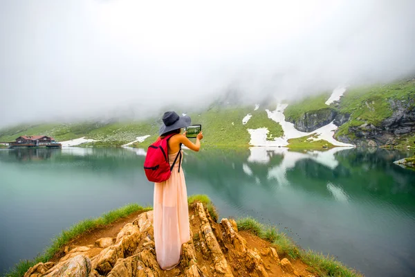 Reiziger op het bergmeer — Stockfoto