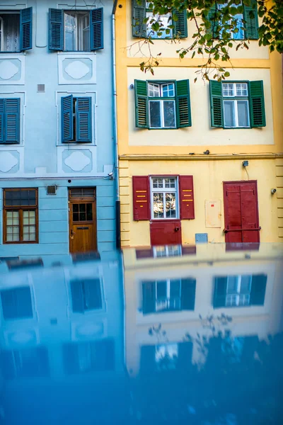 Coloridos edificios antiguos en la ciudad de Sibiu — Foto de Stock