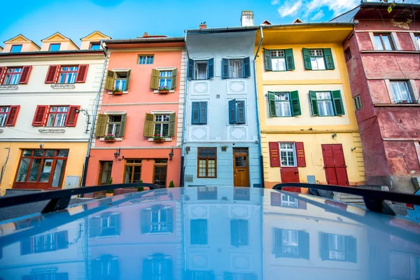 Färgglada gamla byggnader i Sibiu city — Stockfoto