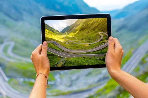Tablet with serpentine road — Stock Photo, Image