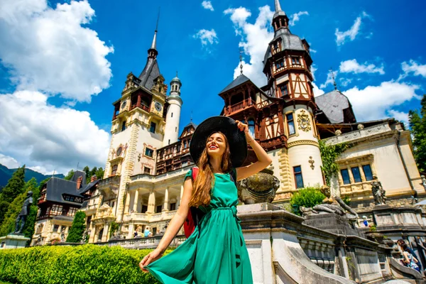 Tourist in Peles castle — Stock Photo, Image