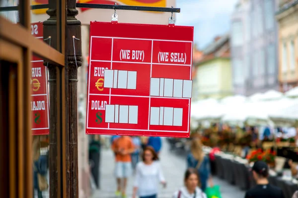 Wechselkurstabelle auf der Straße — Stockfoto