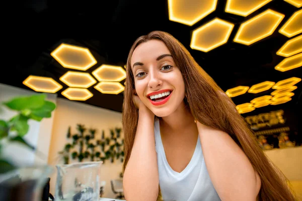 Mujer en el interior moderno —  Fotos de Stock