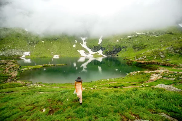 Woman on the mountain lake — Stock Photo, Image