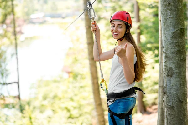 Asszony zip line lovaglás — Stock Fotó