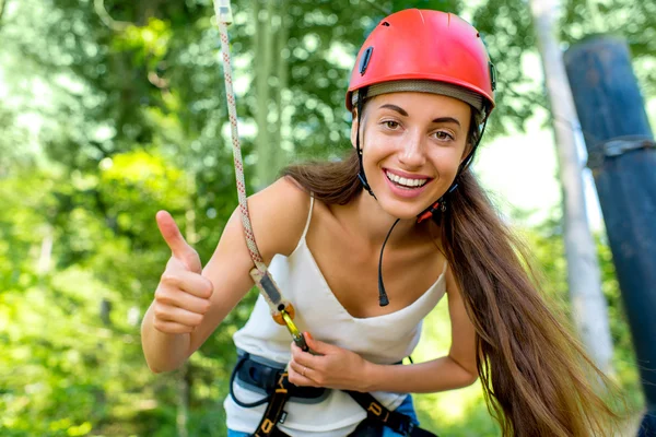 Mujer montando en una tirolina — Foto de Stock