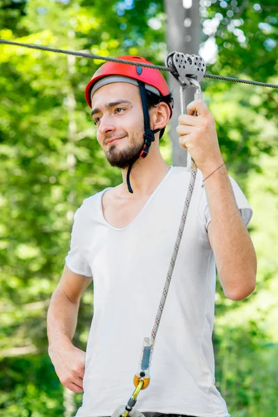 Man riding on a zip line — Stock Photo, Image