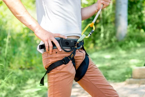 Sport sele på mans ben — Stockfoto