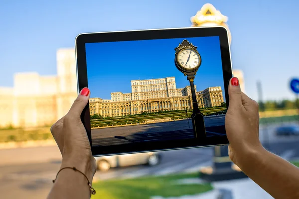 Photographing parliament building in Bucharest — Stock Photo, Image