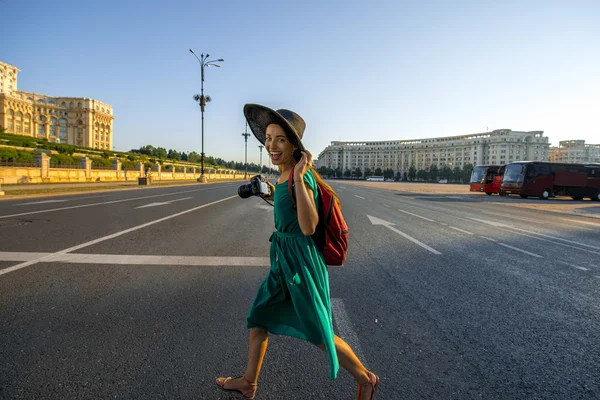 Viajero en Bucarest ciudad — Foto de Stock