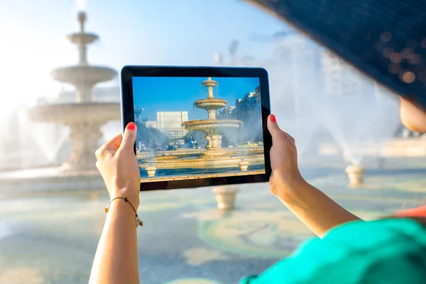 Fotografiando la fuente central en Bucarest — Foto de Stock