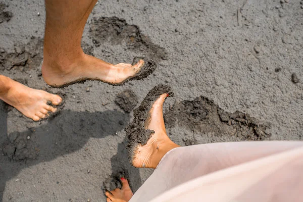 夫妻双脚在泥地里 — 图库照片