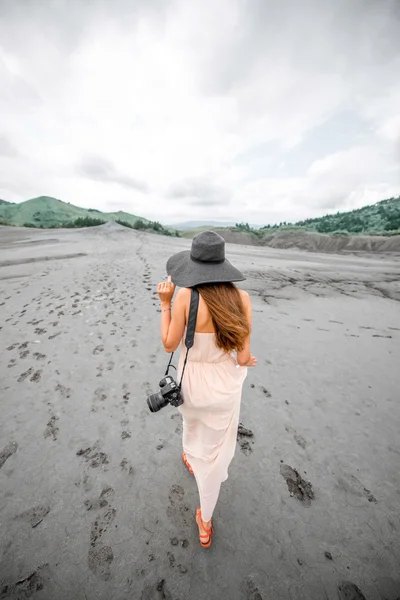 Viajante feminino caminhando perto de vulcões de lama — Fotografia de Stock