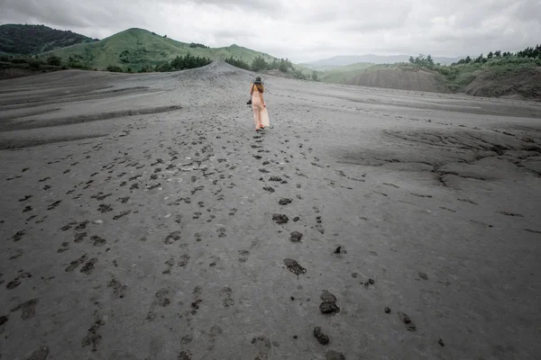 Viajera caminando cerca de volcanes de barro — Foto de Stock