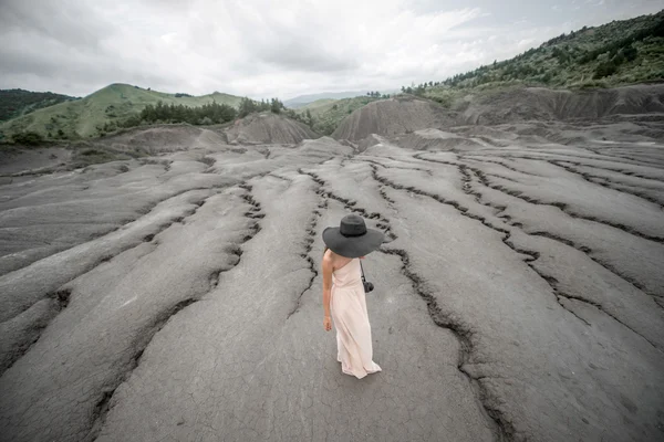 Viajero femenino cerca de volcanes de barro —  Fotos de Stock