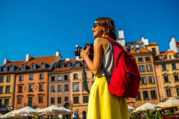 Vrouwelijke reiziger in oude stad van Warschau — Stockfoto