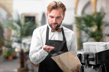 Barista kahve çekirdekleri Café kontrol