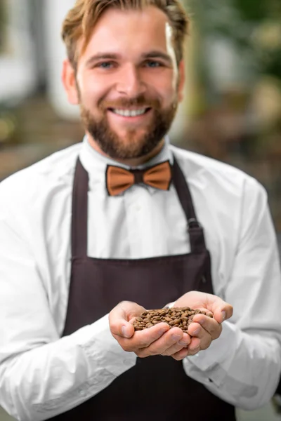 Barista verificando grãos de café no café — Fotografia de Stock